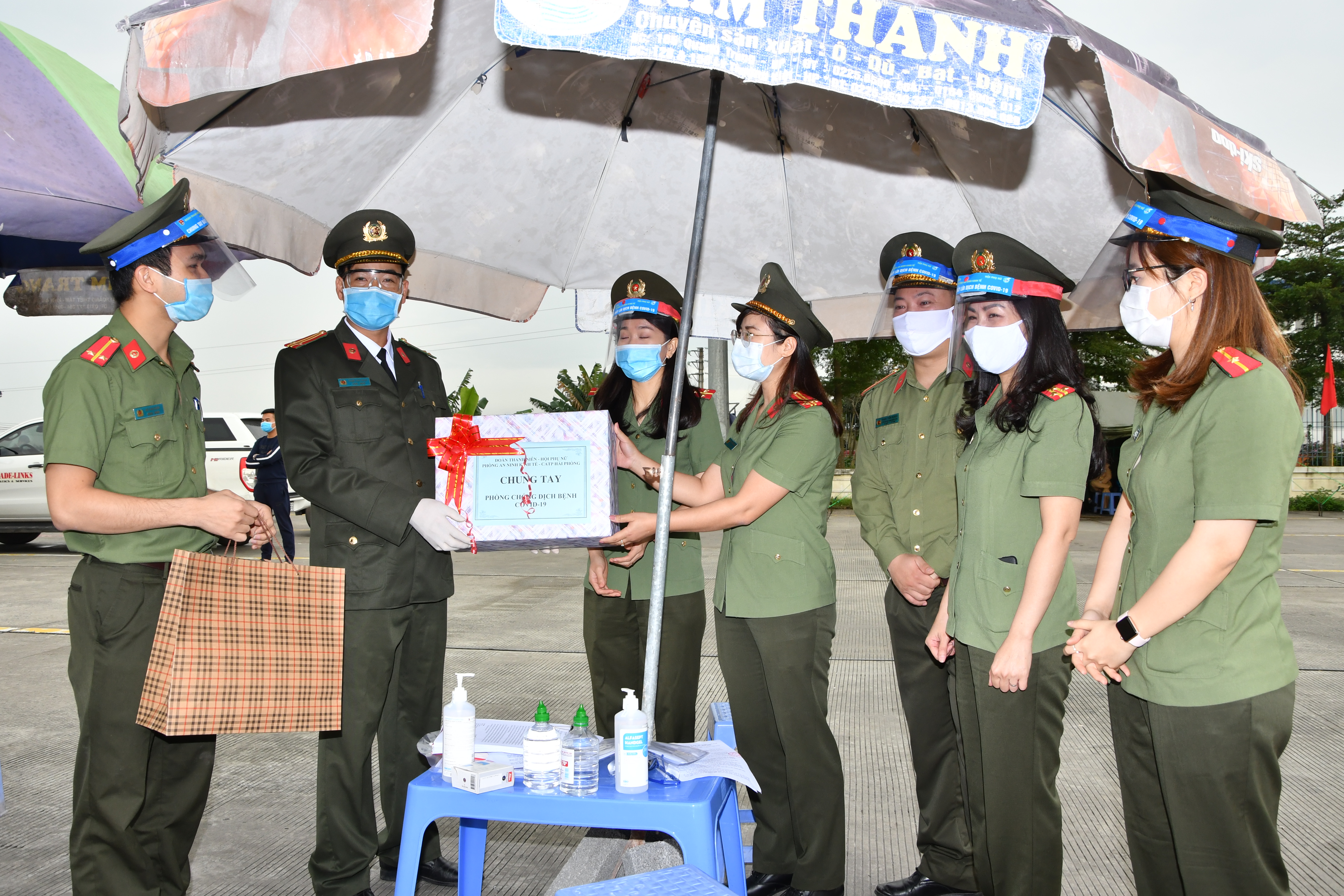 Hội Phụ nữ - Đoàn Thanh niên Phòng An ninh kinh tế:  Trao 700 tấm chắn giọt bắn tặng các chiến sỹ tại 10 chốt kiểm soát